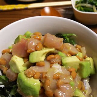 まぐろアボカド納豆丼